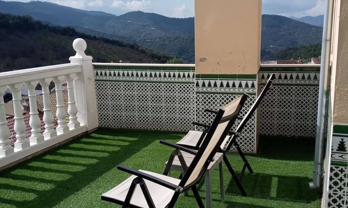 Farajan Apartment | Apartment 'Ático Para 3 Valle Del Genal' with Shared Terrace and Wi-Fi