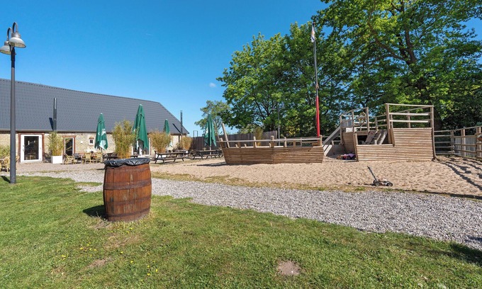Fahrdorf Apartment | Apartment 'Auf Der Farm-Café' with Shared Garden and Wi-Fi
