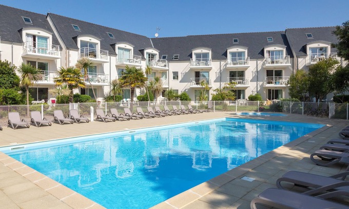 Kerherou Apartment | Apartment 'Beg Meil Centre, 300 M De La Plage' with Shared Pool, Shared Garden and Wi-Fi