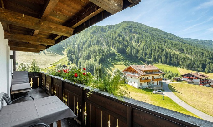 San Giacomo Apartment | Apartment 'Bergkristall 1' with Mountain View, Shared Garden and Wi-Fi