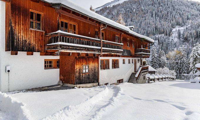 Sankt Anton am Arlberg Apartment | Apartment 'Chalet Flocke Murmeltier' with Mountain View, Shared Terrace and Wi-Fi