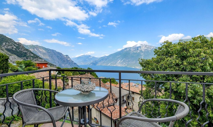 Tremosine Apartment | Apartment 'Casa Doss' with Lake View, Private Terrace and Wi-Fi