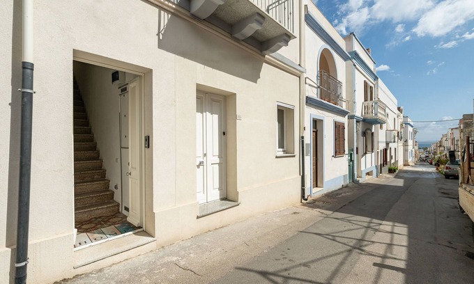Calasetta Apartment | Apartment 'Casa Vacanze Riflessi Sul Mare' with Balcony, Wi-Fi and Air Conditioning