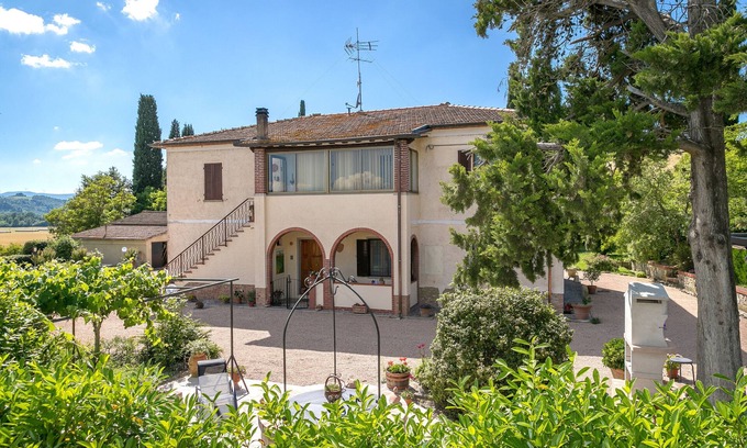 Volterra Apartment | Apartment 'Casa Vacanze Podere San Giusto' with Private Terrace, Private Garden and Wi-Fi