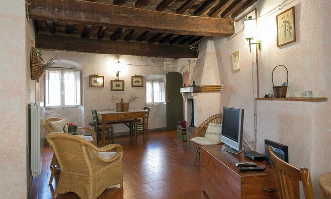 Bibbona Apartment | Apartment "Casina nel Borgo Antico" with Wi-Fi