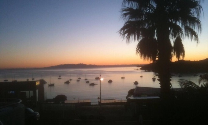 Oneroa Apartment | Apartment Central Oneroa, Amazing Ocean Views.