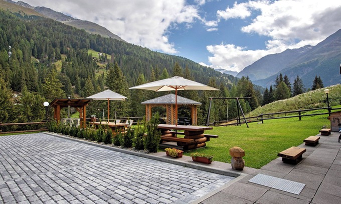 Santa Caterina Valfurva Apartment | Apartment 'Chalet Primula 1' with Mountain View, Shared Garden and Wi-Fi