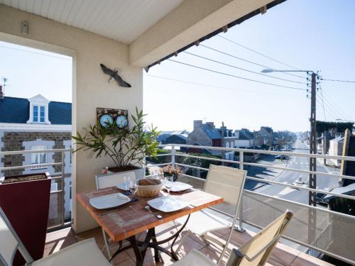 Parame Apartment | Apartment Clos Schuman by Interhome