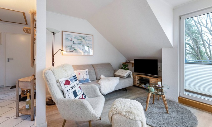 Schausende Apartment | Apartment 'Ferienwohnung Luv Und Lee' with Sea View, Balcony and Wi-Fi