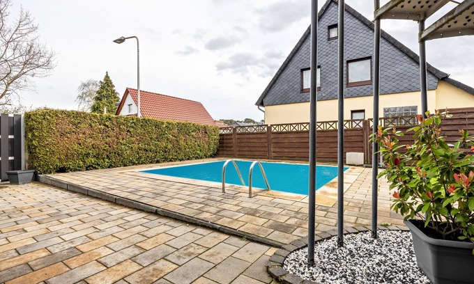 Region Hannover District Apartment | Apartment 'Dini's Ferienwohnung' with Shared Pool