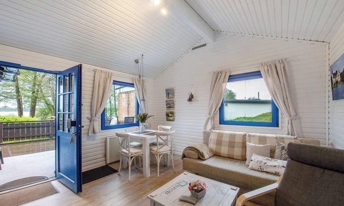 Muritz House | Apartment 'Ferienhaus 'am Seeufer' with Lake View, Private Terrace and Private Garden