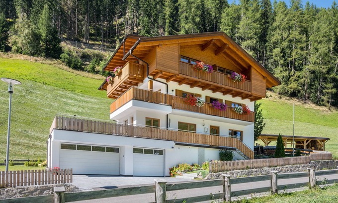 Predoi Apartment | Apartment 'Ferienhaus Nairz Edelweiss' with Mountain View and Wi-Fi