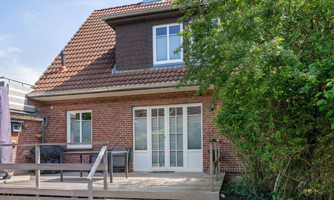 Heide Apartment | Apartment 'Ferienhaus Neumann' with Private Terrace, Private Garden and Wi-Fi
