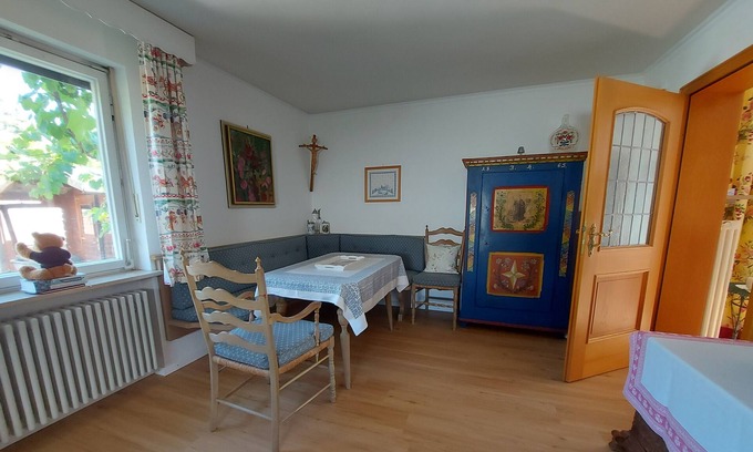 Munchen District Apartment | Apartment 'Ferienwohnung Grünwald' with Private Garden and Wi-Fi