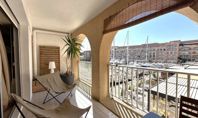 Toulon - Hyeres Apartment | Apartment for 4 people facing the harbor in Hyères