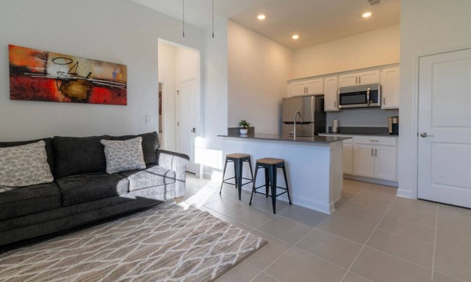 Winter Garden Apartment | Apartment for travel workers/desk & full kitchen