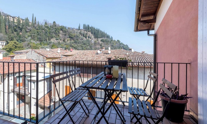 Toscolano Maderno Apartment | Apartment Garda Friends Mondrian with Lake Views, Garden & Wi-Fi
