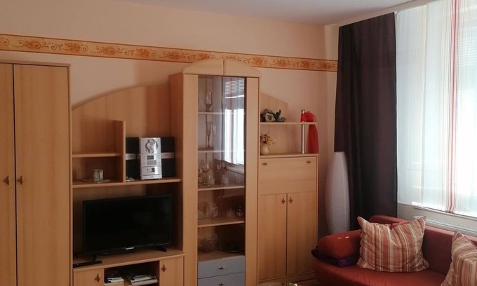 Plauen Apartment | Apartment ground floor, shower, WC, living/bedroom - Ferienwohnungen Hochmuth