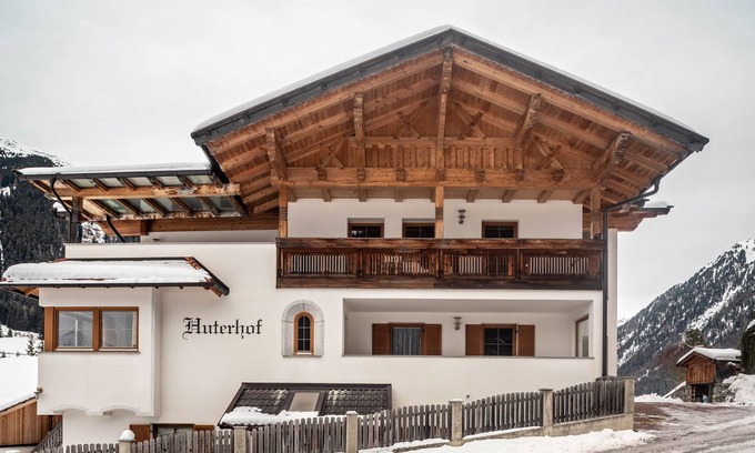 Pennes Apartment | Apartment "Huterhof Talblick" with Mountain View, Balcony & Wi-Fi