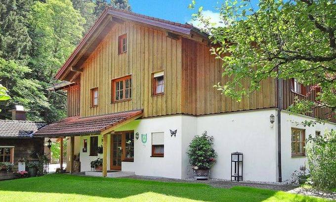 Weissbach Apartment | Apartment in Bayerisch Gmain with balcony or terrace