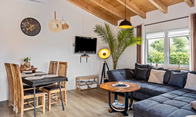 Klosterlangheim Apartment | Apartment 'Im Garten Gottes' with Lake View, Wi-Fi and Air Conditioning