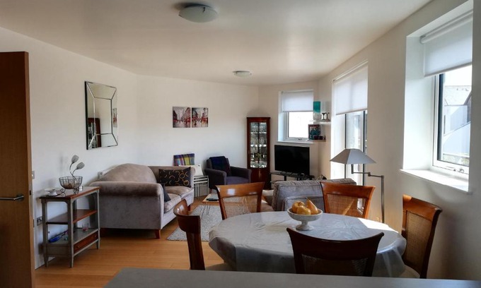 Newbury Apartment | Apartment in Newbury Parkway Centre
