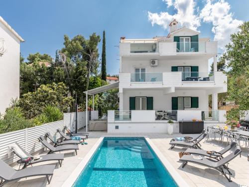 Municipality of Trogir Apartment | Apartment in Slatine near the Sea beach