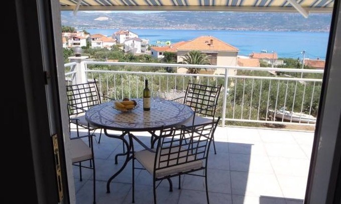 Slatine Apartment | Apartment in Slatine with Seaview, Terrace, Air condition, WIFI (5147-1)