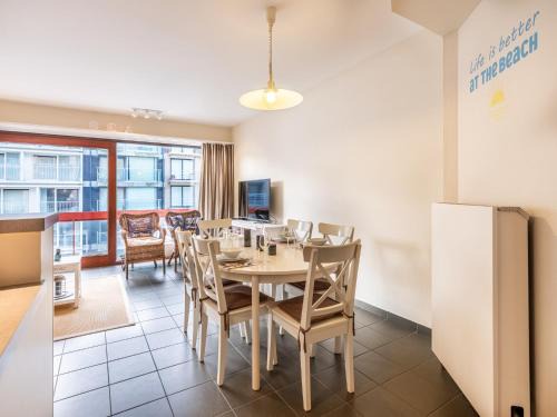 Sint-Idesbald Apartment | Apartment in St Idesbald with Sea Views, cleaning included