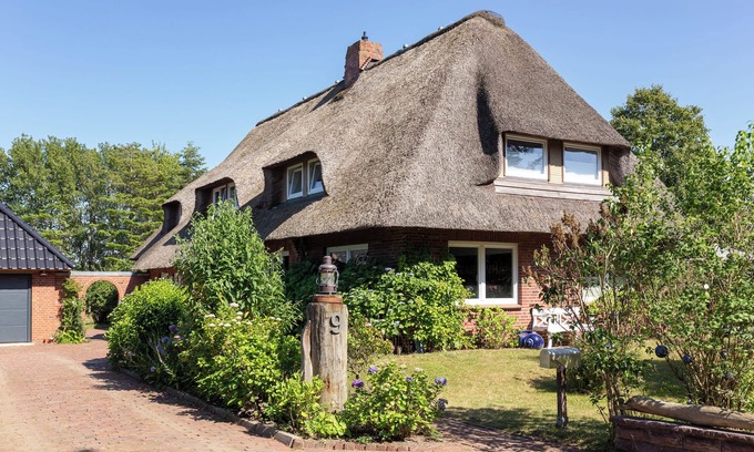 Nebel Apartment | Apartment in thatched roof house in Nebel on the island Amrum - WLAN, TV, terrac