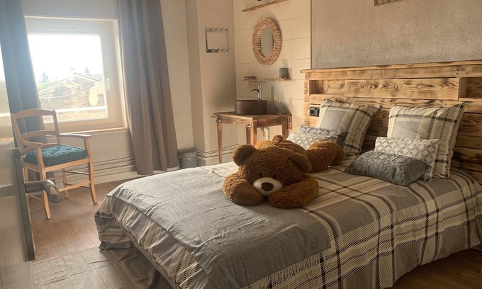 Uchizy Apartment | Apartment in the center of the village with swimming pool