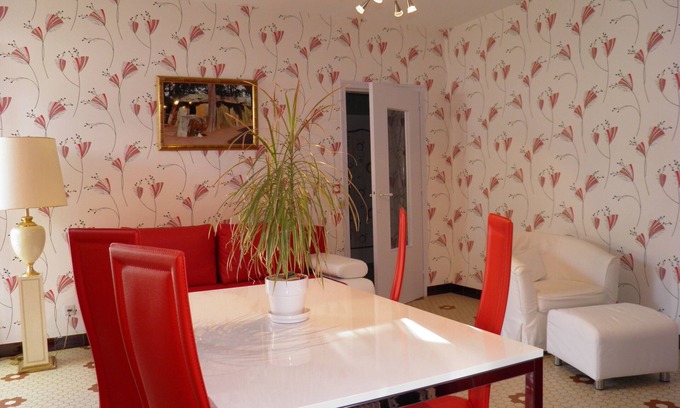Bagneux Apartment | APARTMENT IN THE GARDEN OF HISTORICAL MONUMENT OF 5000 YEARS