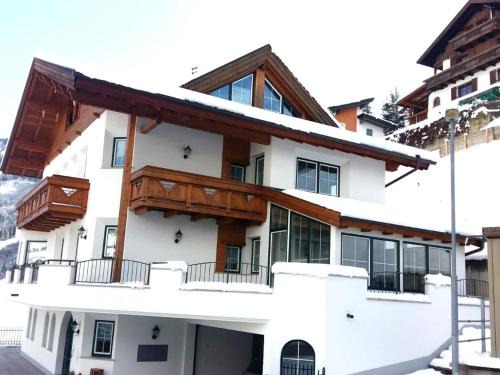 Landeck Apartment | Apartment in Tyrol near Ski Slopes