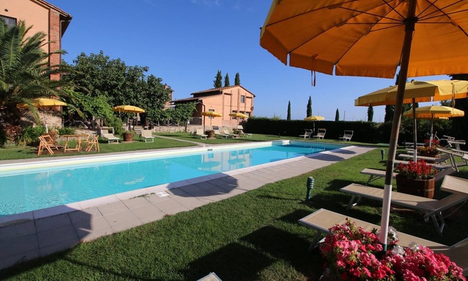 Castiglione del Lago Apartment | Apartment near Lake Trasimeno with Pool