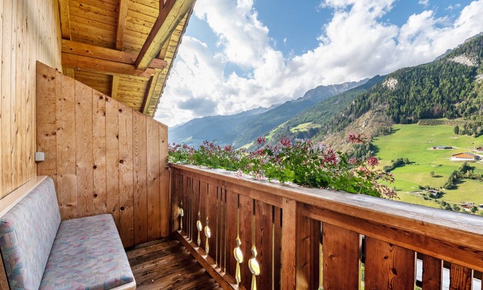 Cadipietra Apartment | Apartment "Glocklechnhof Sonnenschein" with Mountain View, Garden, Balcony & Wi-Fi