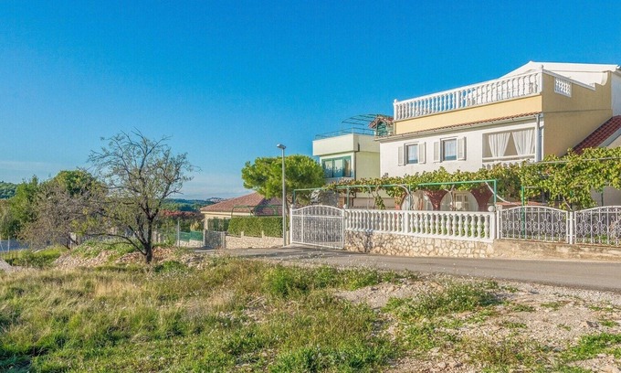 Jadrtovac Apartment | Apartment Ivić A1 near the Beach