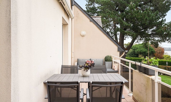 La Richardais Apartment | Apartment 'L'escale Du Bord De Rance' with River View, Private Terrace and Wi-Fi