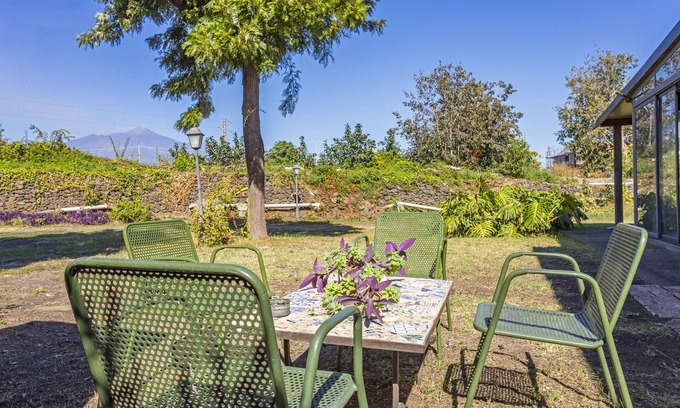 Aci Catena Apartment | Apartment 'La Casa Del Fico D'india - Verde' with Shared Garden, Wi-Fi and Air Conditioning