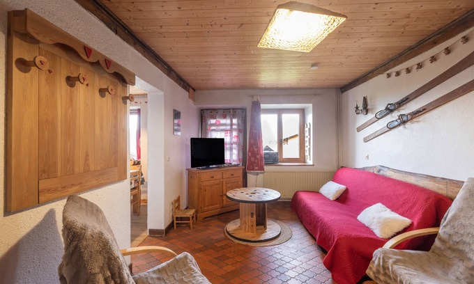 Cordon Apartment | Apartment 'La Charbonnière' with Mountain View, Private Garden and Wi-Fi