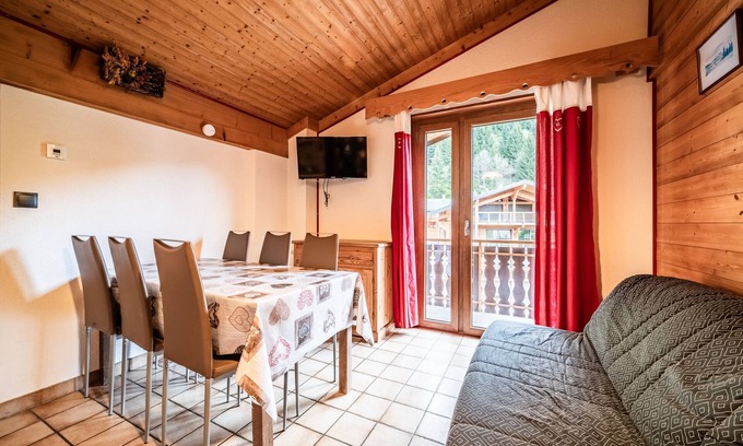 Chatel Apartment | Apartment 'Le Chamois De Bronze - 6 People' with Mountain View, Balcony and Wi-Fi