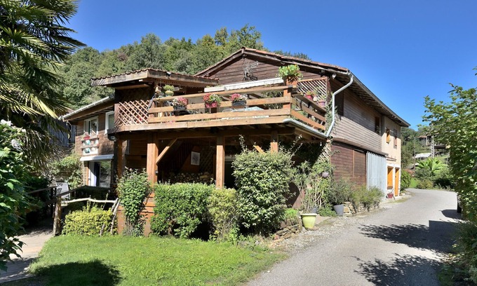 Chein-Dessus Apartment | Apartment 'Les Chambres Du Ruisseau' with Mountain View, Shared Terrace and Wi-Fi
