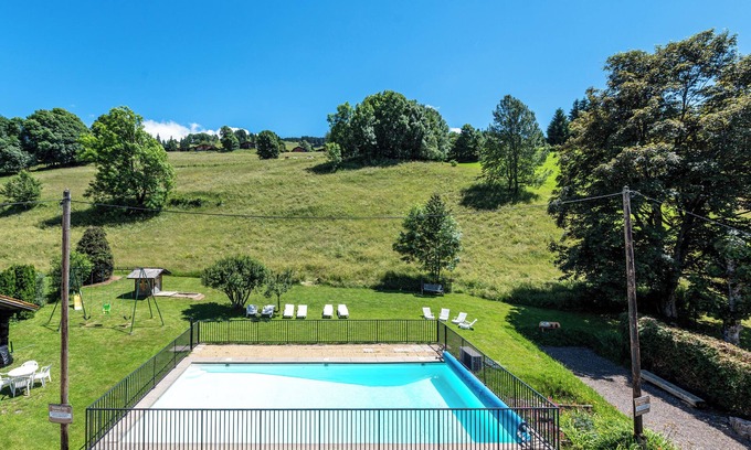Crest-Voland Apartment | Apartment 'Les Chamois,Piscine Et Aire De Jeux' with Mountain View, Shared Garden and Wi-Fi