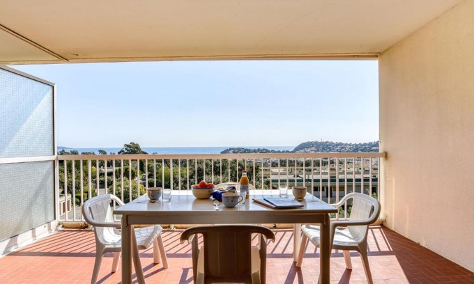 Cavalaire-sur-Mer Apartment | Apartment Les Mimosas-1 by Interhome