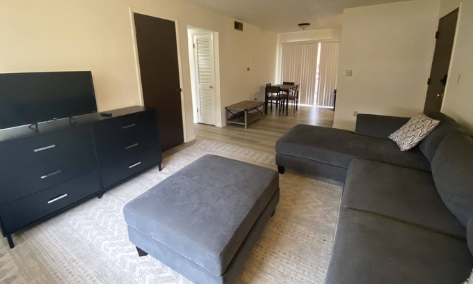 Iowa City Apartment | Apartment Less Than a Mile From Kinnick and UIHC!