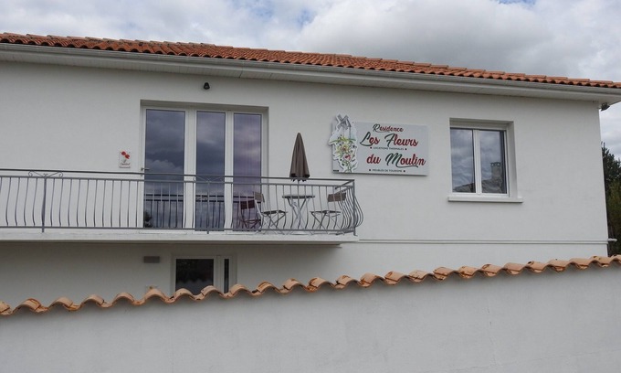 Jonzac Apartment | Apartment located on the ground floor of a small residence with four