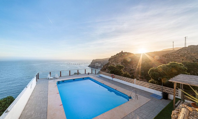 La Garrofa Apartment | Apartment 'Los Acantilados' with Sea View, Shared Pool and Wi-Fi