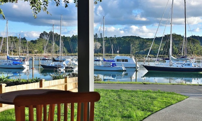 Arkles Bay Apartment | Apartment · Luxury Waterfront Apartment - Spa pool & Kayaks