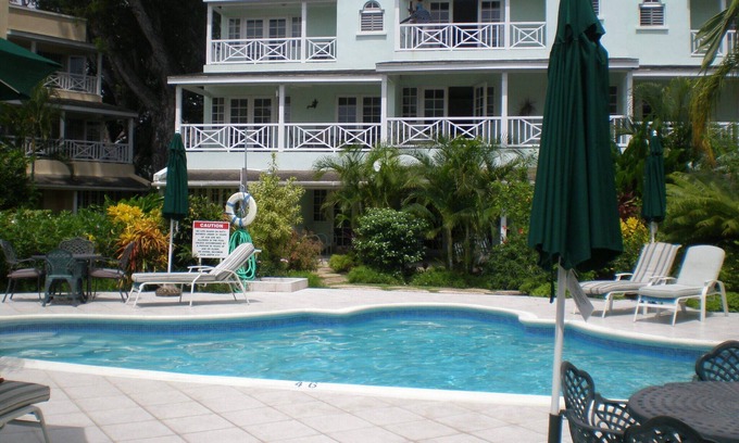 Hastings House | Apartment Margate Gardens opp ,Beach, Sea,Tapas Restaurant, Mall 3Bed 3Bath