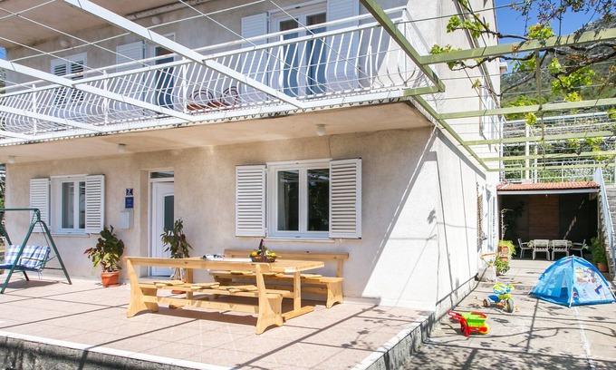 Brsecine Apartment | Apartment Marko - Three-Bedroom Apartment with Terrace and Sea View (Brsečine)