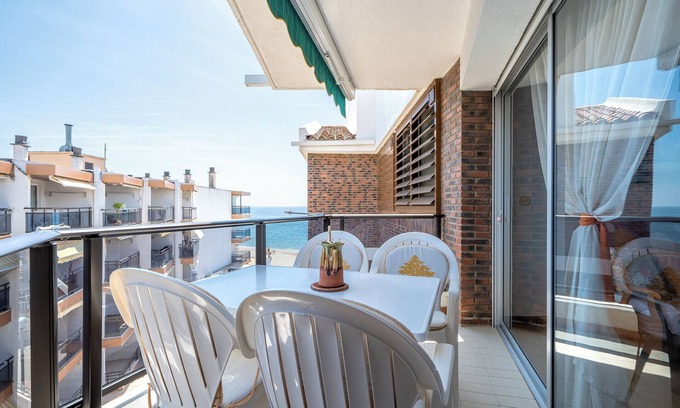 Vilafortuny Apartment | Apartment "Mexico I" on the Beachfront with Terrace, A/C and Wi-Fi